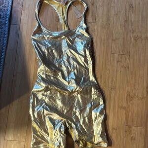 Gold skims one piece